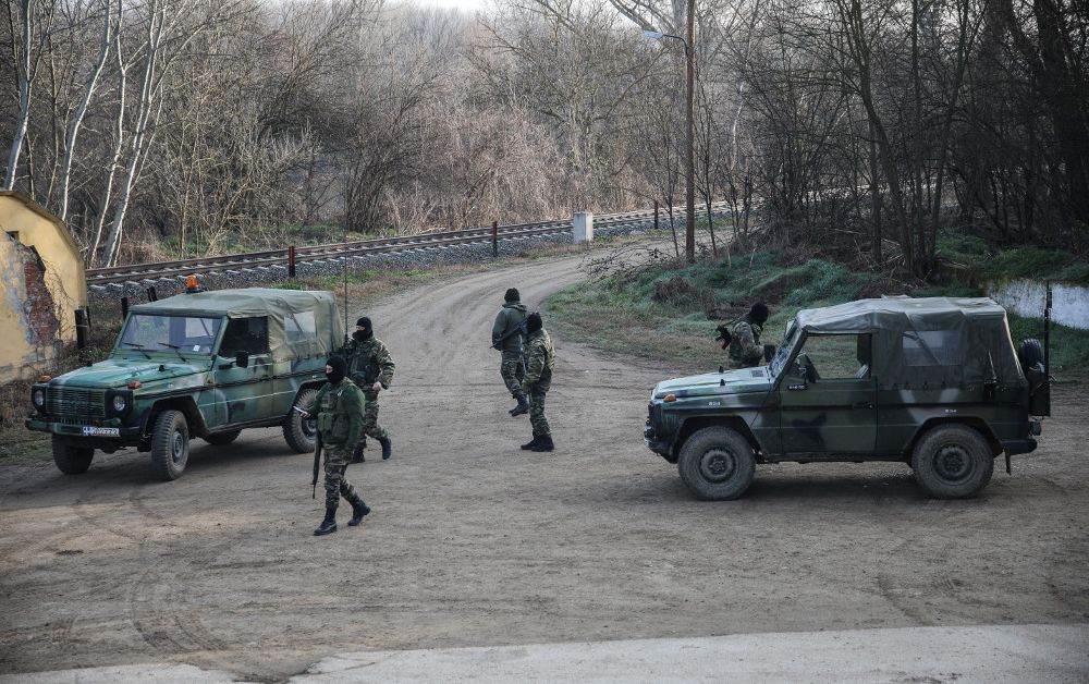Какво се случва? Гърция "бронира" границата с България