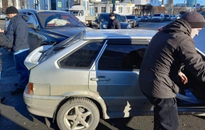 Bentley и ВАЗ се сблъскаха на пътя и ето какво остана от тях ВИДЕО