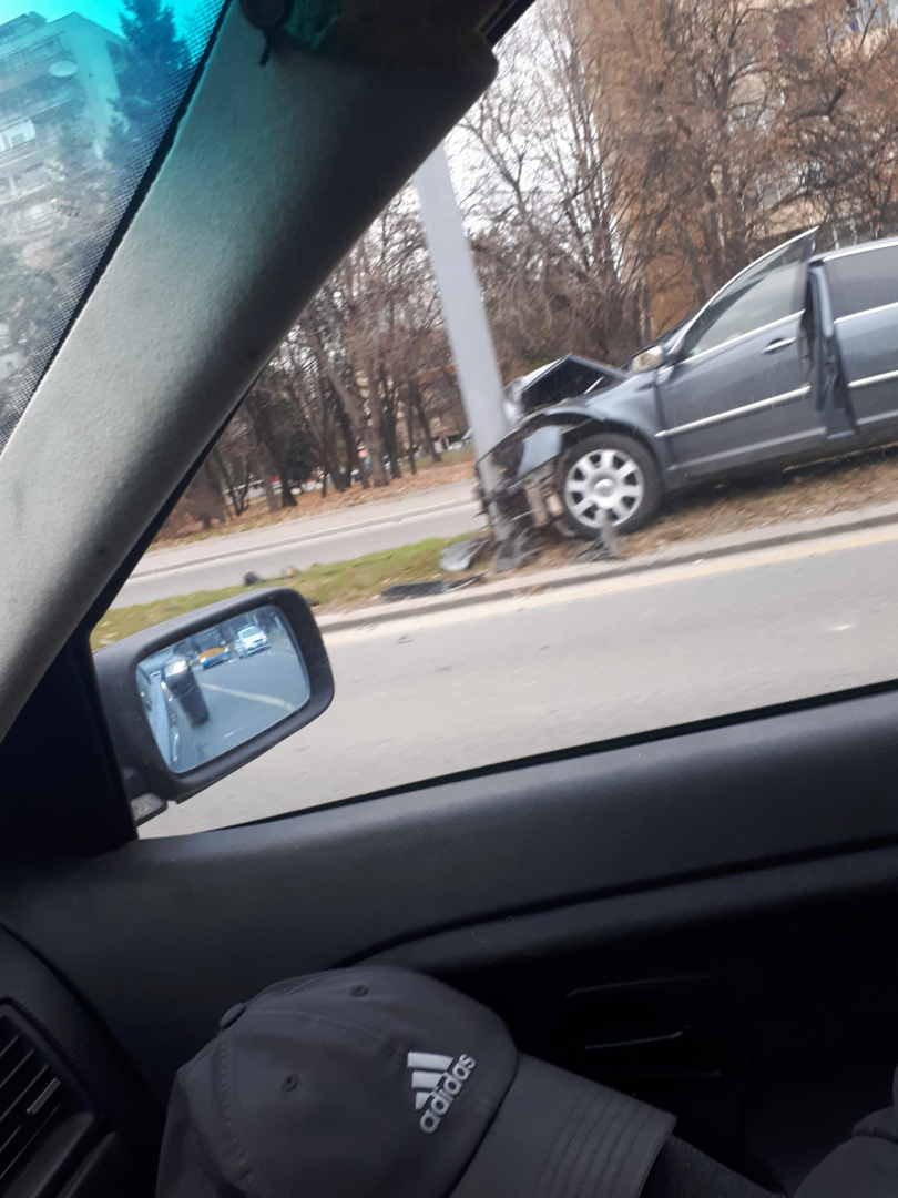 Първи СНИМКИ от адското меле край хотел Плиска в София