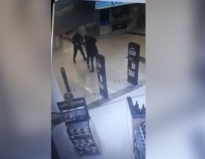 Цирк на Шереметьево: Пиян руснак нападна охрана с... рози ВИДЕО