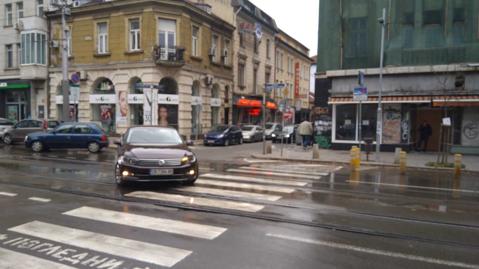 Само в БЛИЦ! Първо ВИДЕО от опасната авария в центъра на София
