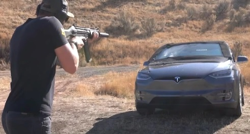 Стреляха с автомат по Tesla, ето какви са пораженията ВИДЕО