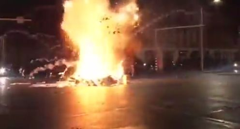 В Хага е страшно! Кръв се лее в схватки между антиваксъри и полиция ВИДЕО