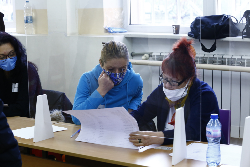 Членове на избирателна комисия във Видинско дойдоха на работа, пременени с.. СНИМКА