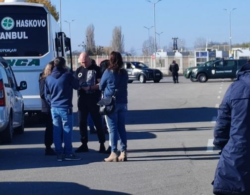 Българка на прибиране от Турция: Безумие и скандал! Полицията не ни пуска заради изборите, опашката е километрична СНИМКИ