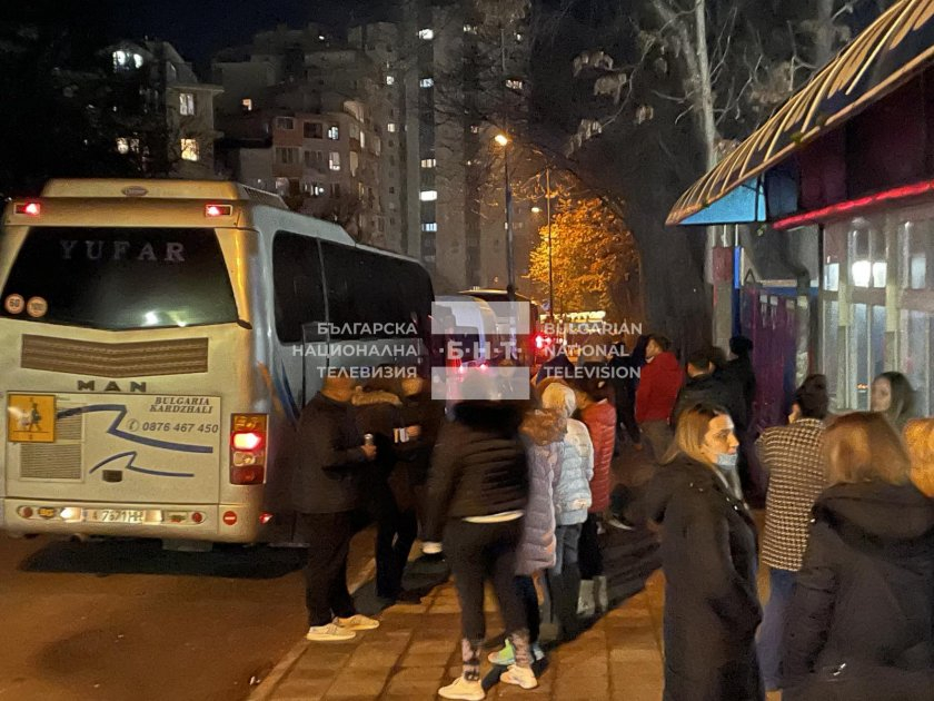 Опашка от автобуси с членове на СИК се изви в Бургас СНИМКИ