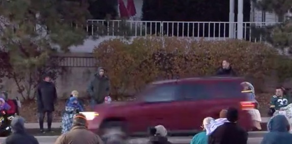 Извънредно: Ужасяващо ВИДЕО 18+ показва как джип помита тълпата на парад в САЩ