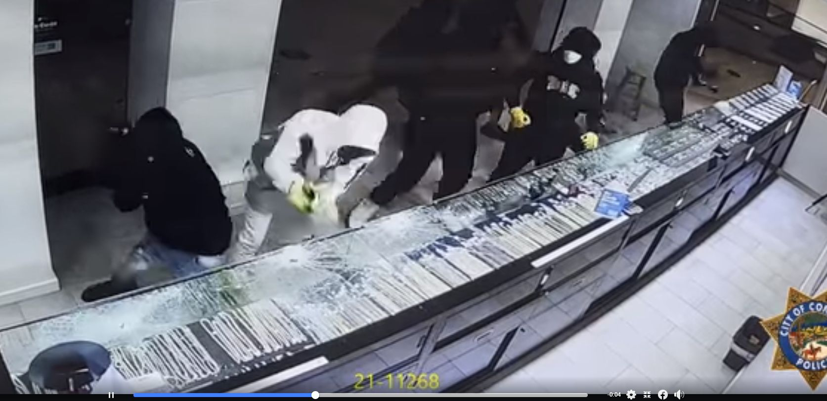 Банда с чукове потрошиха магазин за бижута и избягаха с една торба диаманти ВИДЕО