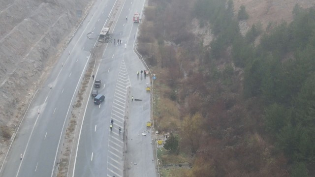 ВИДЕО от дрон: Експертка с три хипотези за ужаса с автобуса на АМ "Струма"