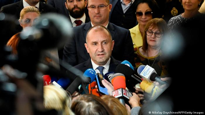 Германски медии за Радев: Сред акулите в българската политика, тръгна от БКП, а днес вече е... 