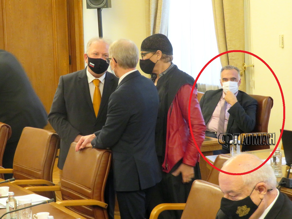Мистерия: Какво прави подалият оставка Кутев на заседанието на правителството СНИМКИ