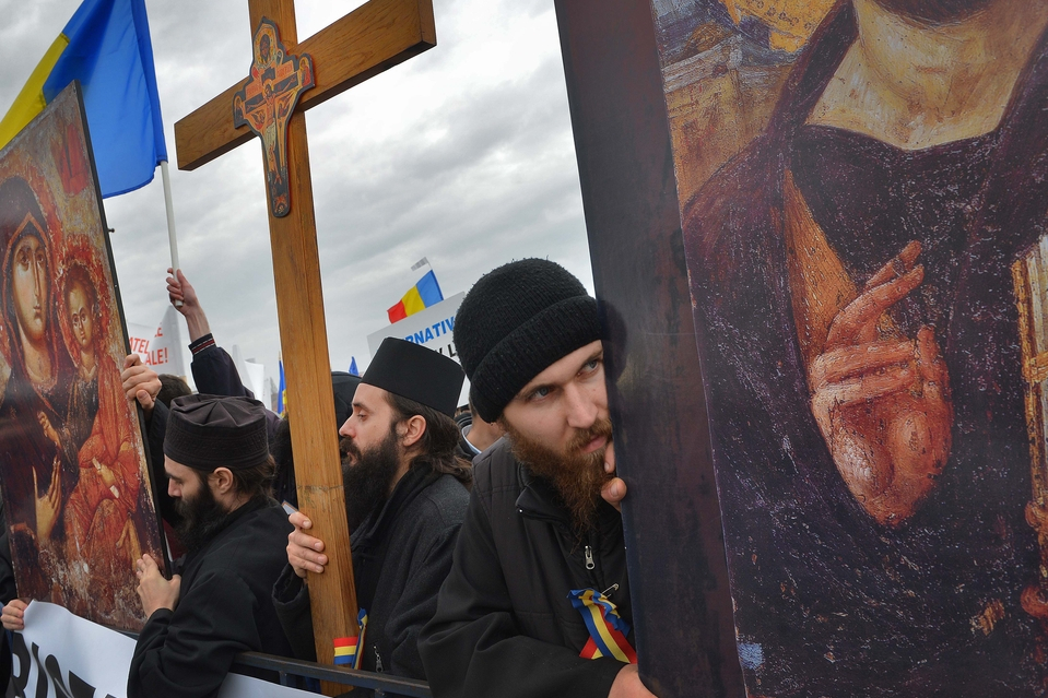Свещеници гонят ваксинирани в Румъния, дърпат маските на вярващите
