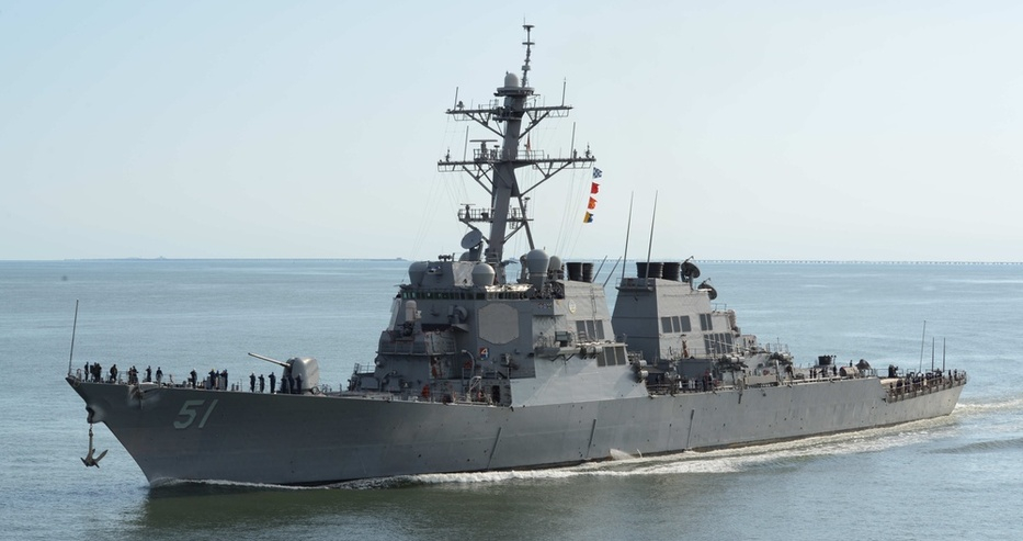 US разрушител пори водите на Черно море, какво правят руснаците