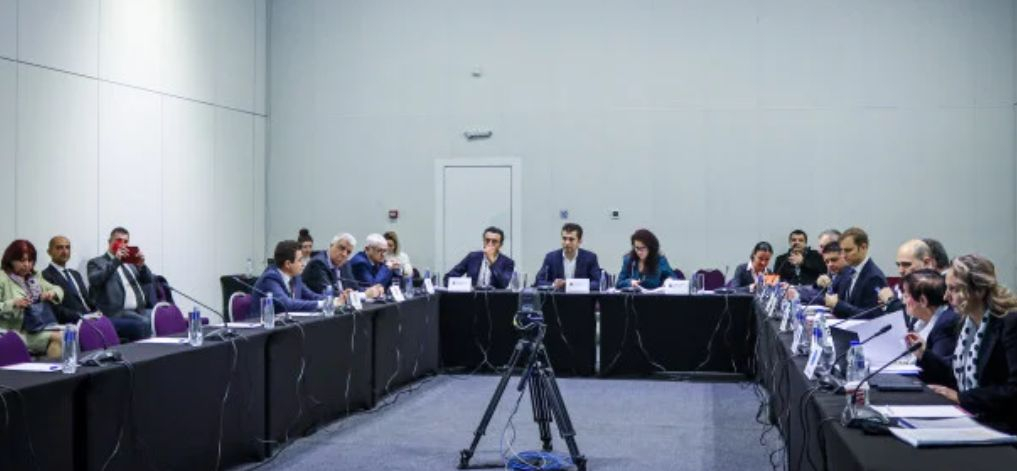 Напрежение на преговорите за кабинет, БСП и ИТН в лют спор за...