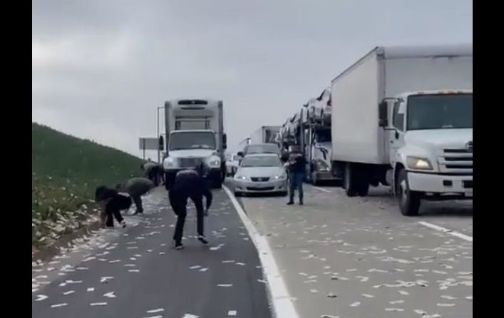 Като по филмите: Инкасов автомобил разпиля купища пари на магистрала ВИДЕО