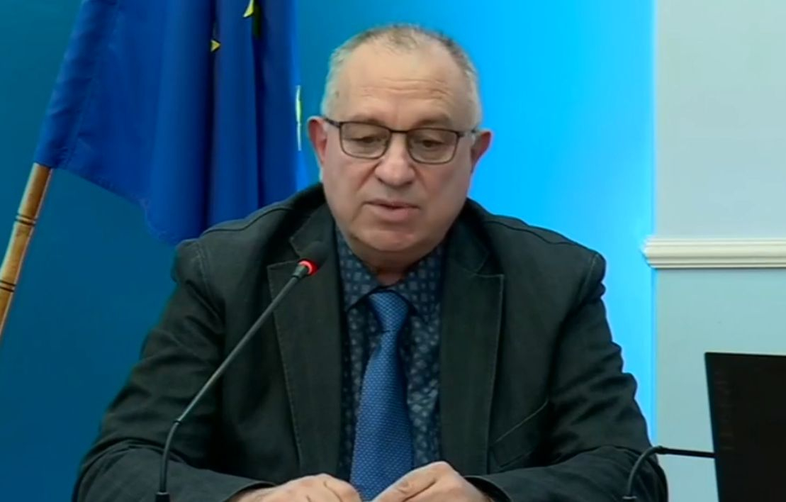 Кацаров обяви кое е най-голямото наказание за хората с фалшив сертификат и награди мърморещ професор ВИДЕО