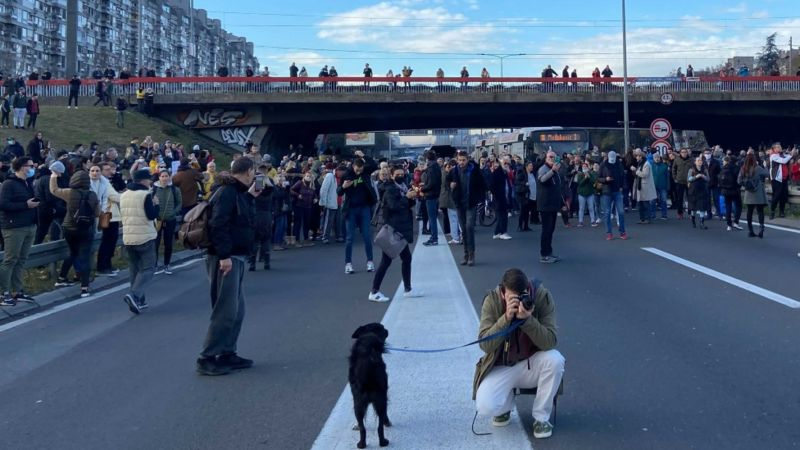 Какво се случва в Сърбия? Хиляди блокираха магистрали и мостове, страшно е! ВИДЕО