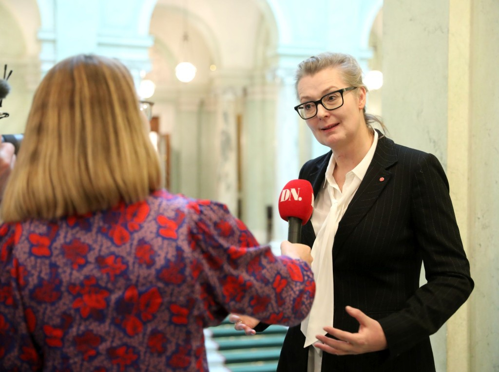 Трансджендър стана министър на образованието СНИМКИ