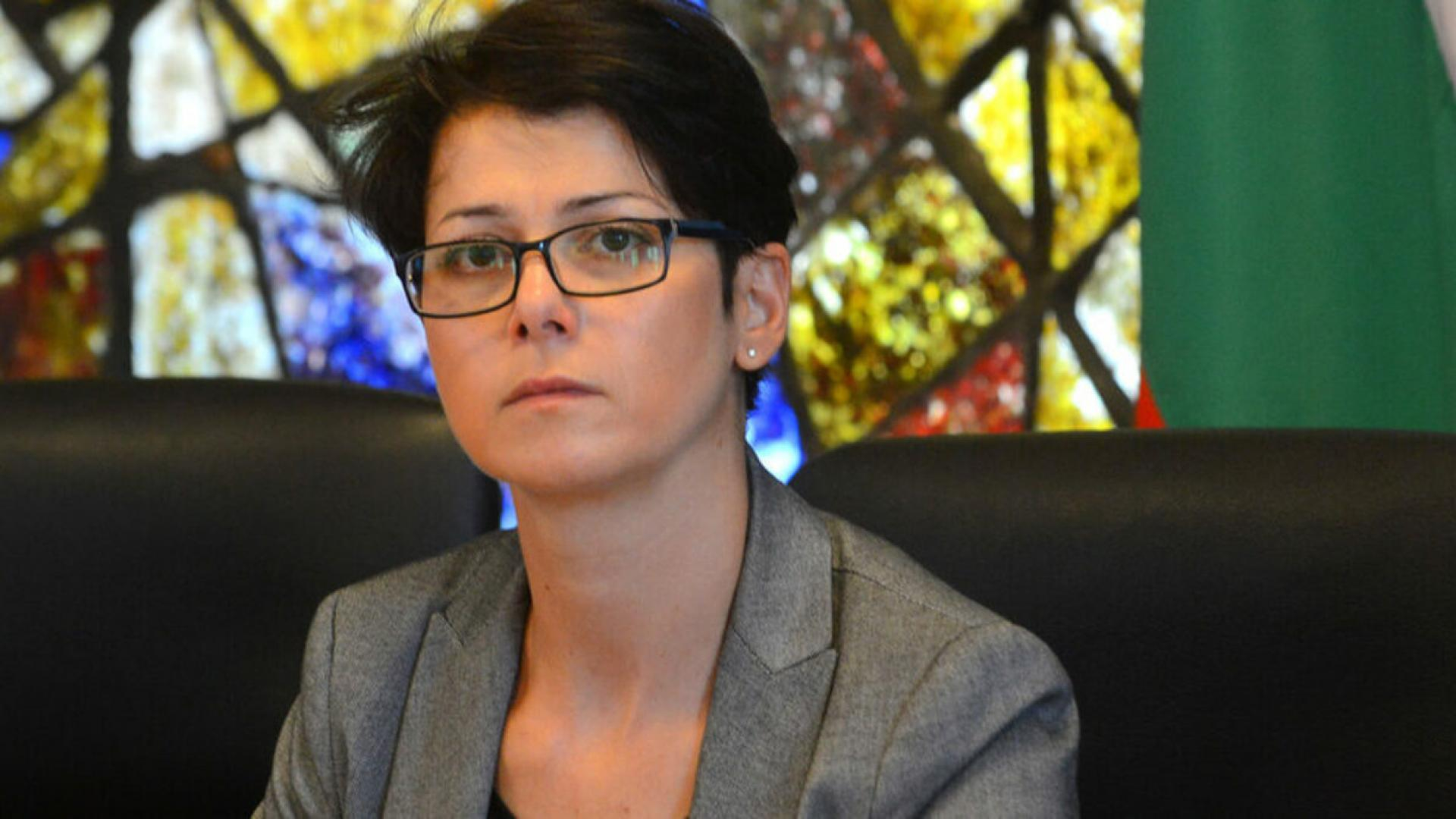 Почтената дама на Петков с невероятни обяснения за извършените нарушения