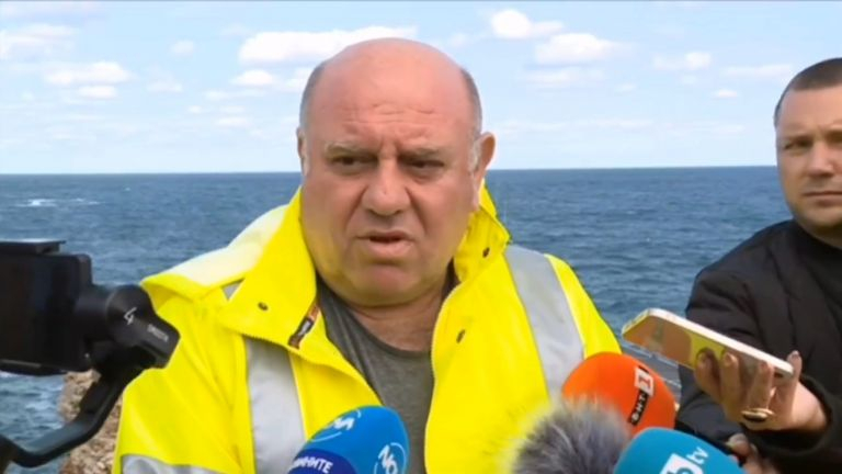 Скандална рокада във властта! Уволненият заради заседналия кораб началник, назначен на нов пост!