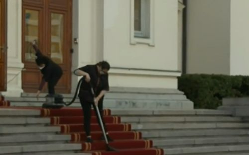 Истински шок за репортерка на Нова телевизия пред парламента СНИМКИ