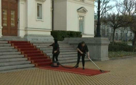 Истински шок за репортерка на Нова телевизия пред парламента СНИМКИ