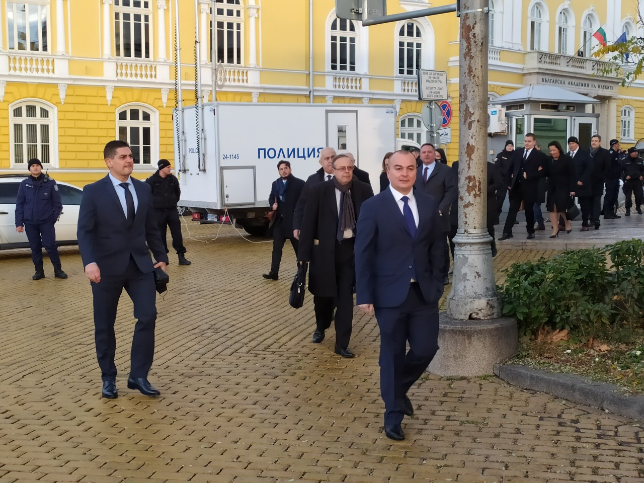 Депутатите на ИТН под строй за клетвата в парламента СНИМКИ