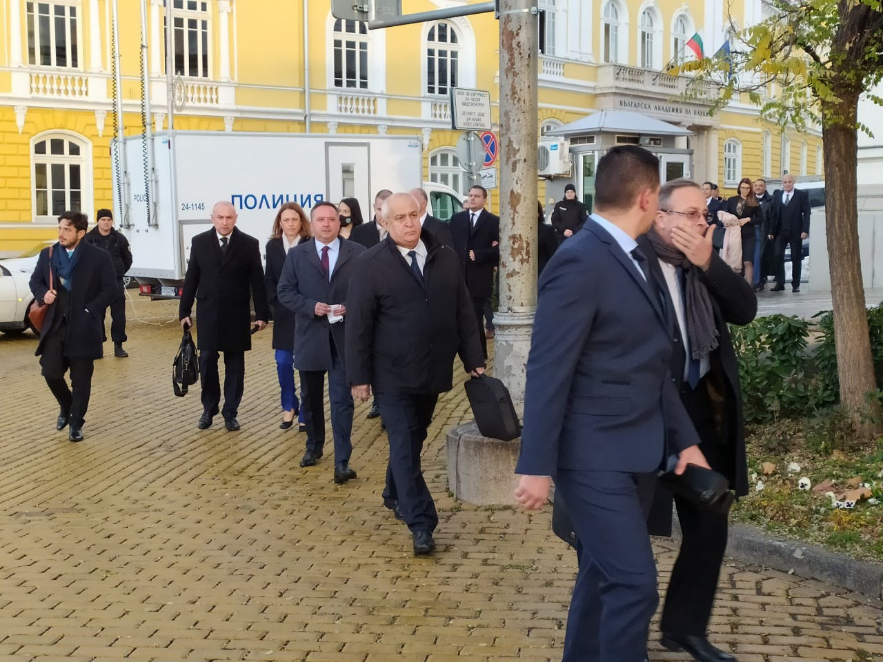 Депутатите на ИТН под строй за клетвата в парламента СНИМКИ