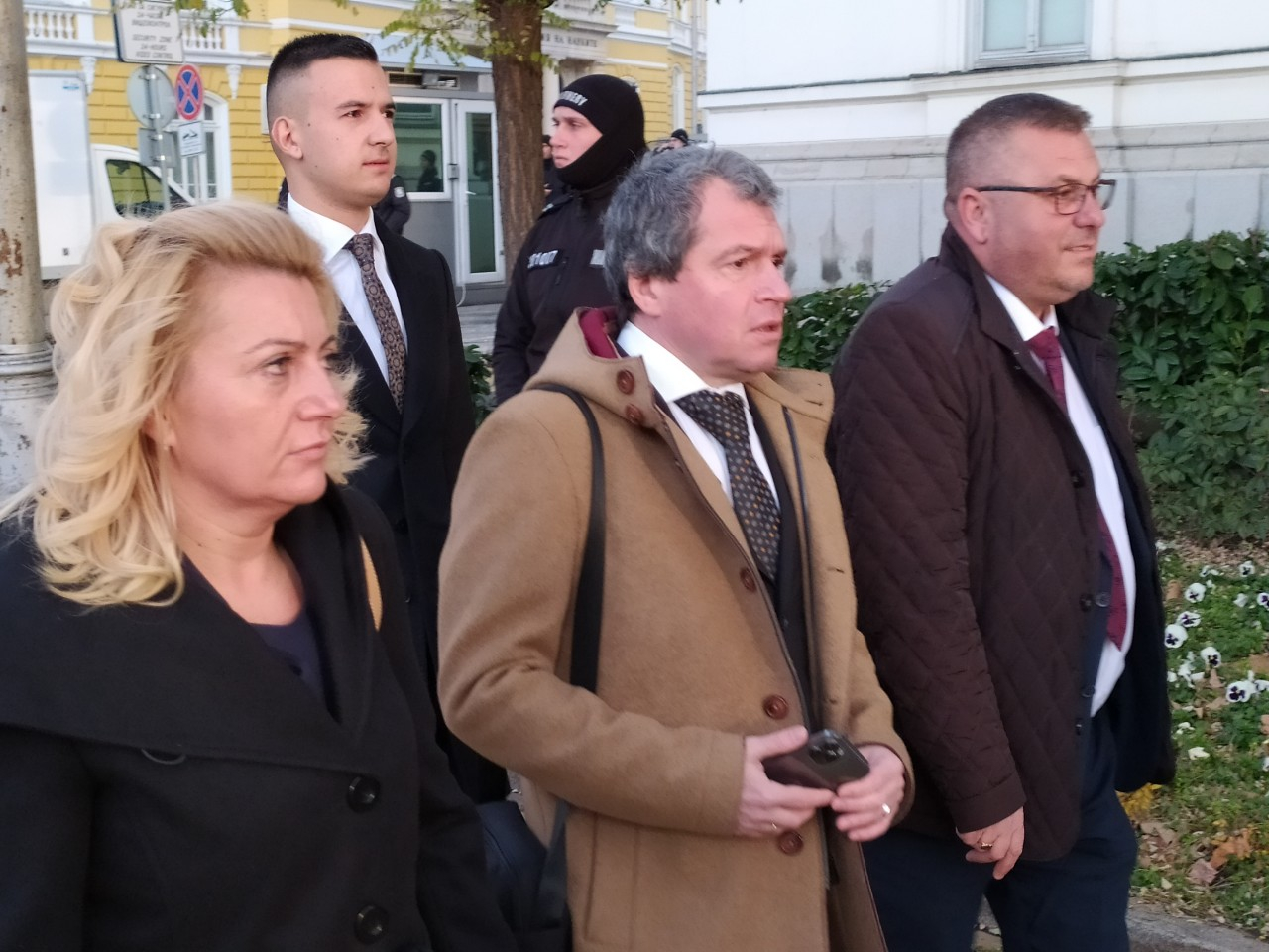 Депутатите на ИТН под строй за клетвата в парламента СНИМКИ