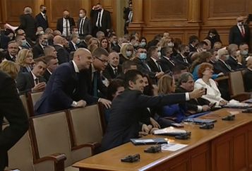 Кирил Петков влезе в НС и шокира всички с първото нещо, което направи СНИМКИ