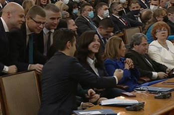 Кирил Петков влезе в НС и шокира всички с първото нещо, което направи СНИМКИ