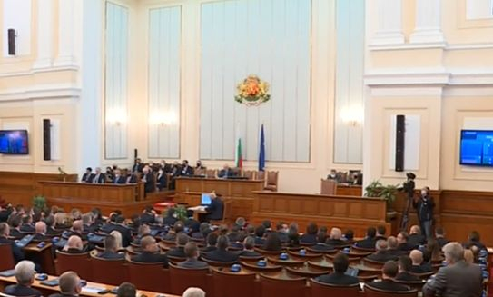 Удари звънецът и на 47-то НС, а Кирил Петков обяви голяма новина минути преди началото ВИДЕО