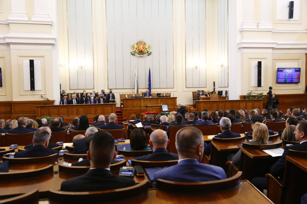 За първи път днес новите депутати ще...