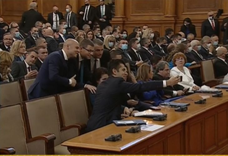 Кирил Петков влезе в НС и шокира всички с първото нещо, което направи СНИМКИ