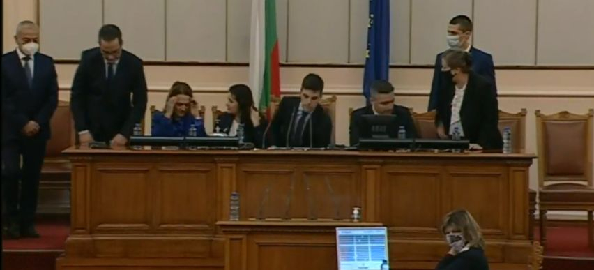 Кои са заместниците на Никола Минчев и кой и защо остана в страни на трибуната СНИМКИ
