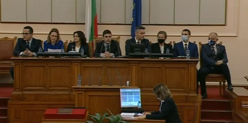 Кои са заместниците на Никола Минчев и кой и защо остана в страни на трибуната СНИМКИ
