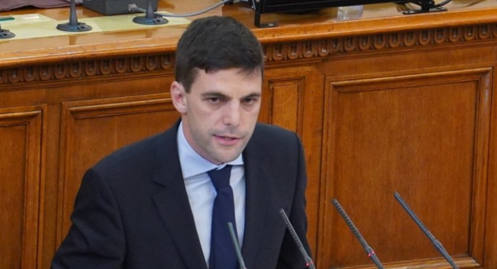 Новият шеф на НС отговори на първите нападки срещу него, но не можа да си спомни...