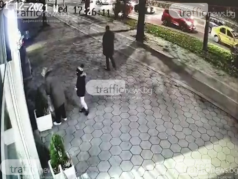 Баба учи внучето си как се краде в час пик в Пловдив ВИДЕО 