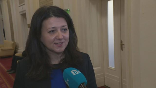 Депутатка от ДБ шокира всички в НС с това, което направи СНИМКА