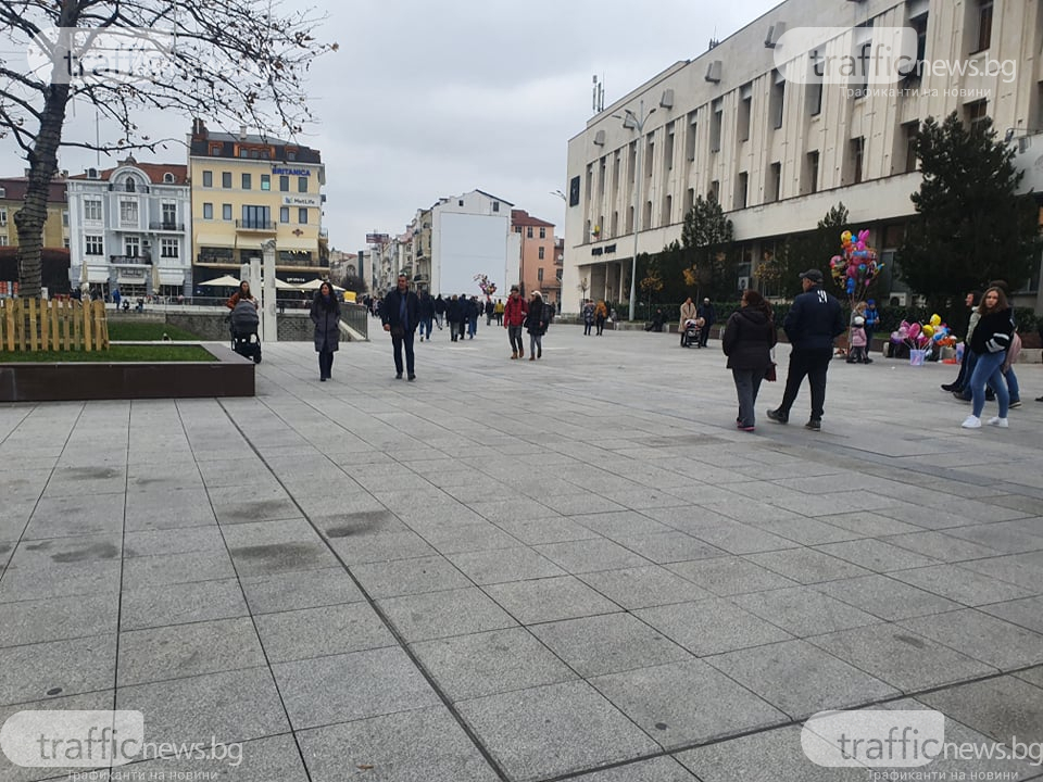 Главната на Пловдив почерня от народ, а заведенията... СНИМКИ 