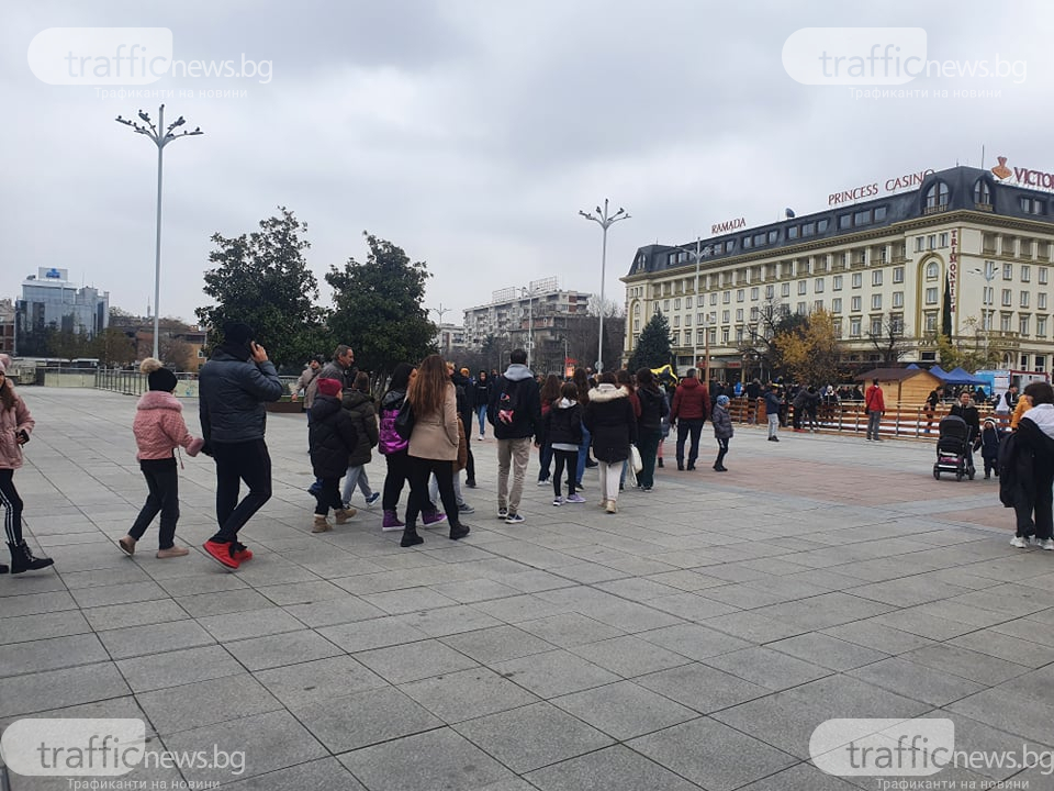 Главната на Пловдив почерня от народ, а заведенията... СНИМКИ 