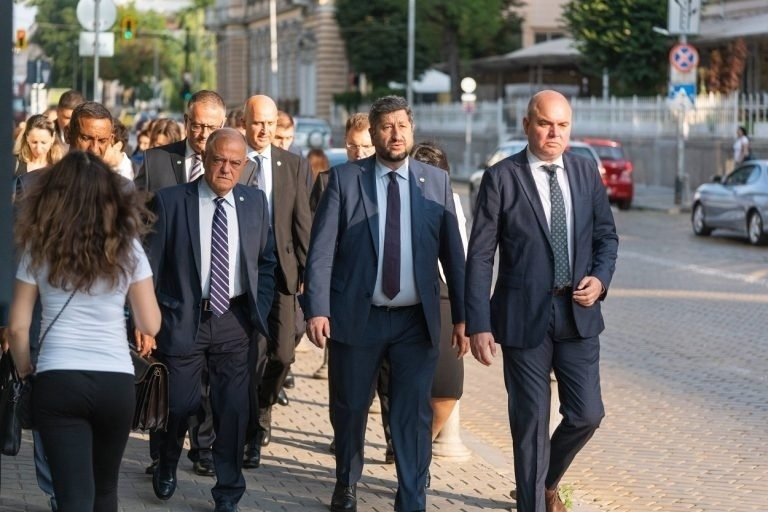 Задкулисие: Партия само с 2 депутати ще има и министър, и вицепремиер