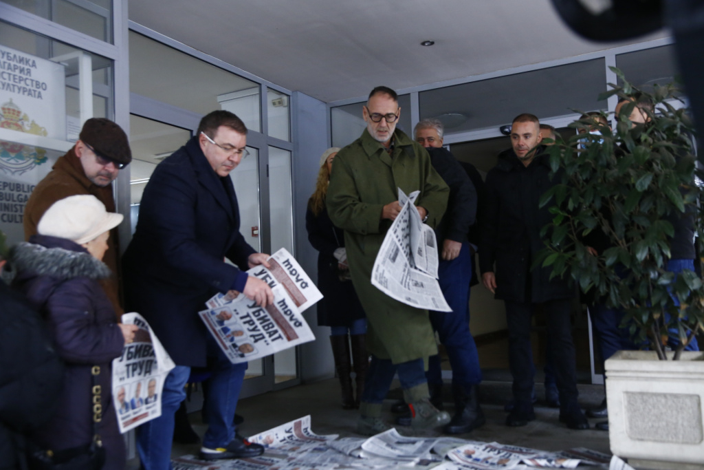 Напрежението ескалира! ГЕРБ блокира министерството на Минеков ВИДЕО