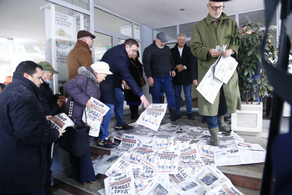 Напрежението ескалира! ГЕРБ блокира министерството на Минеков ВИДЕО