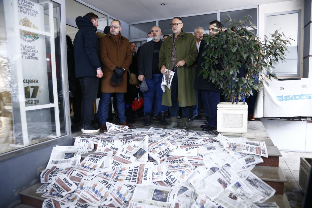 Напрежението ескалира! ГЕРБ блокира министерството на Минеков ВИДЕО