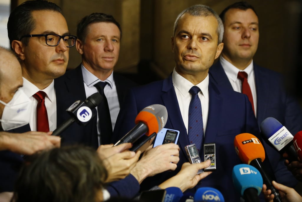 Кои депутати наричат ваксините "експериментална течност", а тайно са се боцнали ВИДЕО