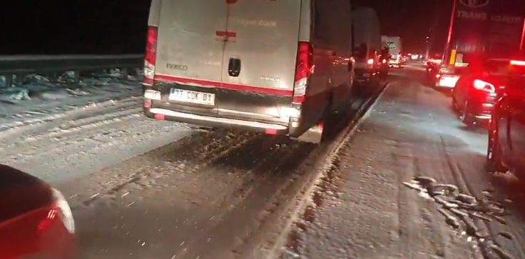 Виелица спря движението по АМ "Тракия" опашките са километрични, а по "Хемус"... СНИМКИ