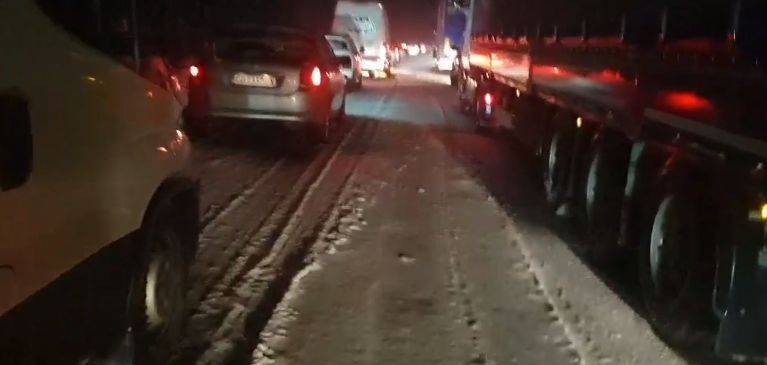 Виелица спря движението по АМ "Тракия" опашките са километрични, а по "Хемус"... СНИМКИ