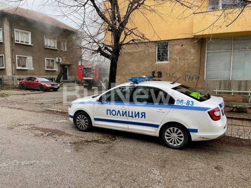 Огнен ад във Враца: Блок гори, хората не могат да излязат СНИМКИ