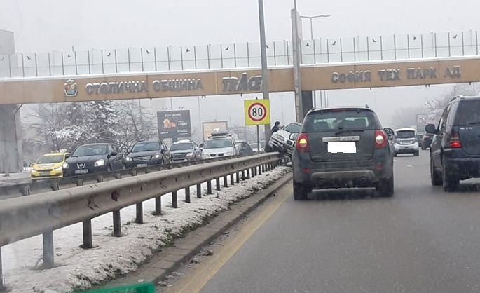 Първо в БЛИЦ! Зрелищен екшън с БМВ направи голяма беля на "Цариградско шосе" СНИМКИ